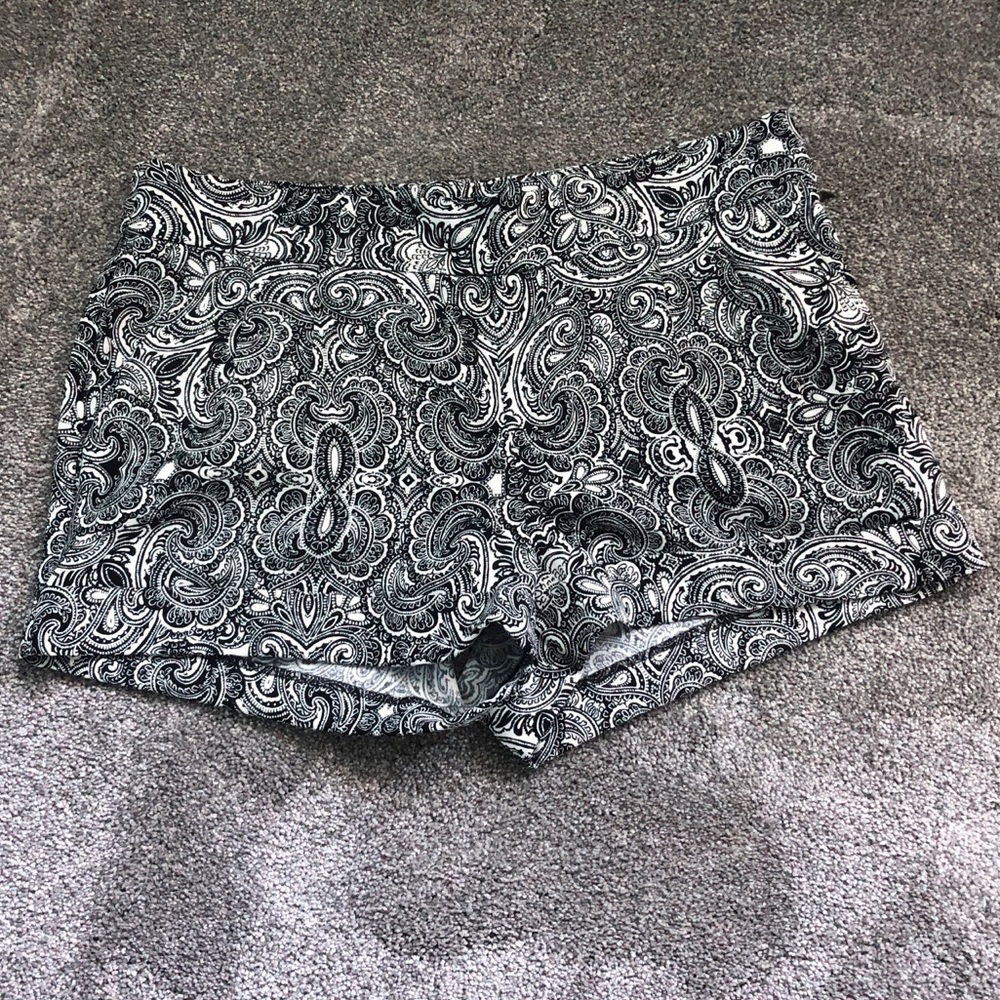 Express Shorts w/ side zipper. Size 6